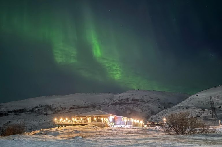Северное сияние в Териберке: когда смотреть, лучшие точки и как фотографировать